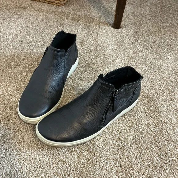 Ecco Soft 7 Metallic Black Leather Side Zip Bootie - Picture 4 of 11